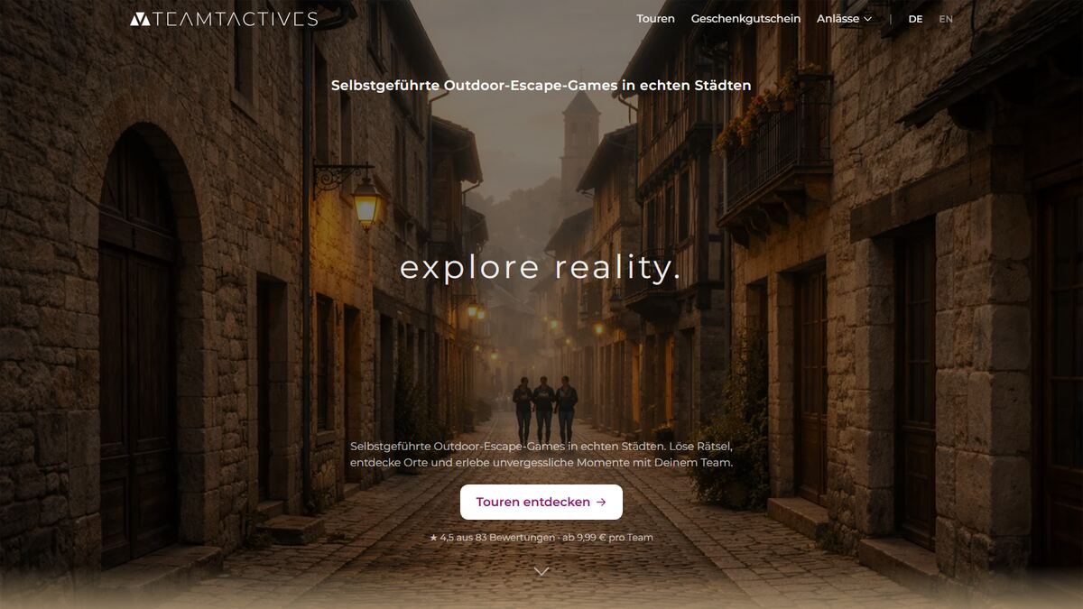 Startseite von TEAMTACTIVES: eine abendliche Altstadtgasse, darüber der Schriftzug „explore reality.“
